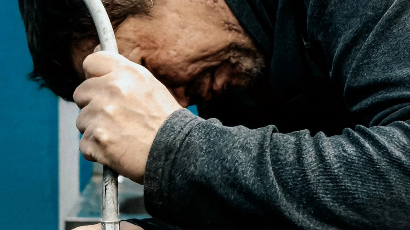 Vakman duwt een ontstoppingsveer in de afvoer